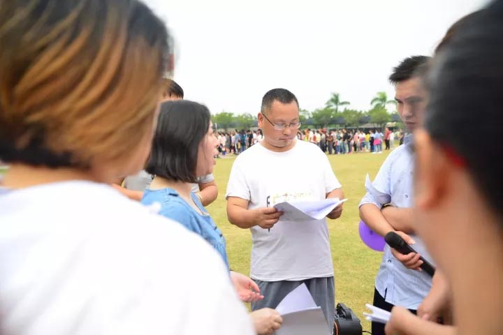 口哨發(fā)令、旗幟落下，比賽的完美呈現(xiàn)，離不開裁判員的辛苦付出，低調(diào)是他們的代名詞
