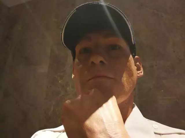 凌厲的眼神流轉，目光如炬，手掌的青筋清晰暴出，歲月的紋路無情橫亙——樹脂雕塑《站崗》