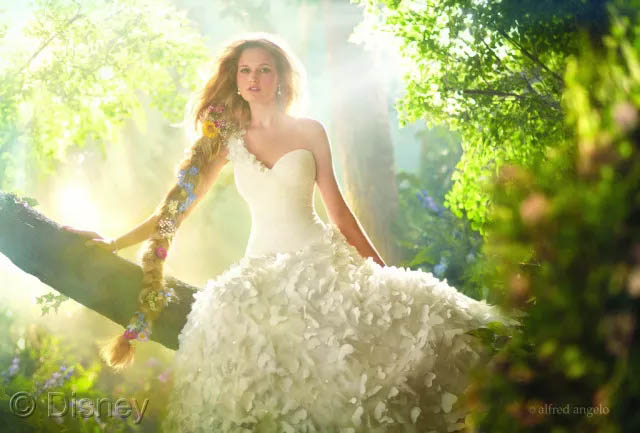 假若將玻璃鋼船艇比喻成一位女生，那么膠衣就是她華美的衣裳！