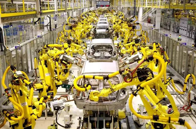 工業(yè)機(jī)器人已經(jīng)在汽車廠、船艇廠等工作場景證明了自己的價值