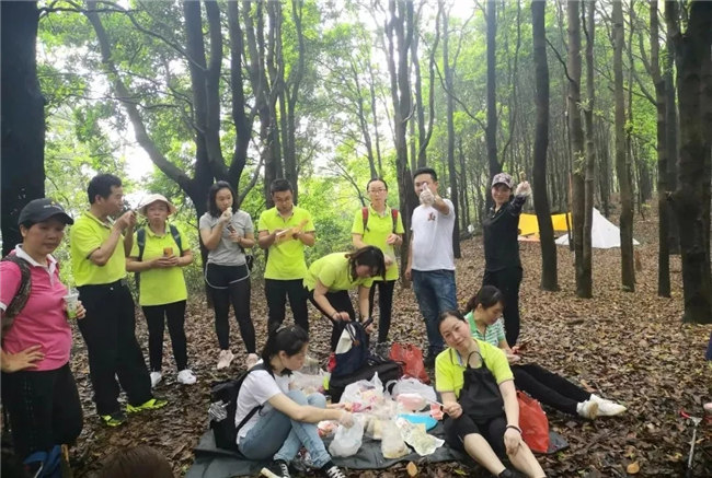 博皓人勞作過(guò)后，分享、享受美食