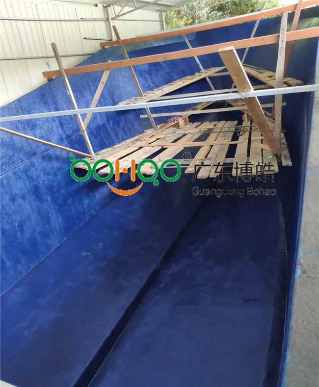 將玻璃鋼模具清洗干凈，打上脫模蠟 施涂船體膠衣