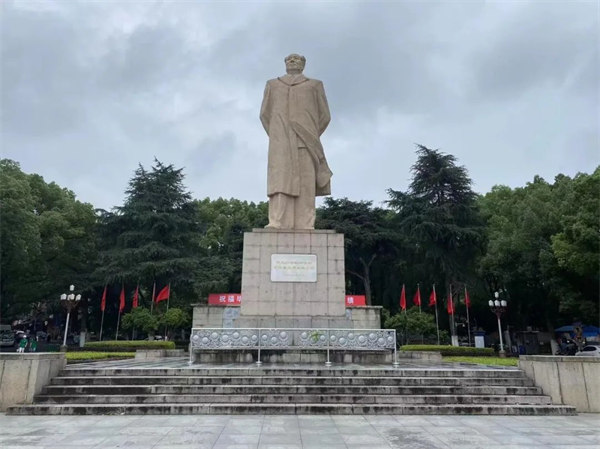 湖南大學，毛主席雕像