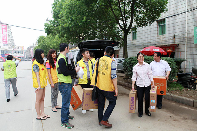 車隊(duì)到達(dá)備田小學(xué)，隨車捐贈(zèng)的物資送到小學(xué)