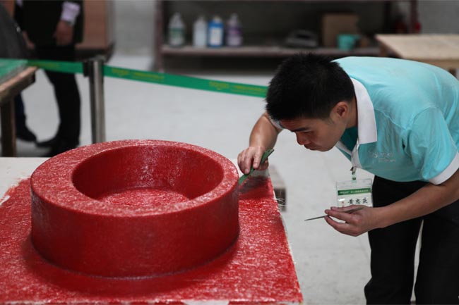 對(duì)表面層進(jìn)行排氣泡、除毛刺